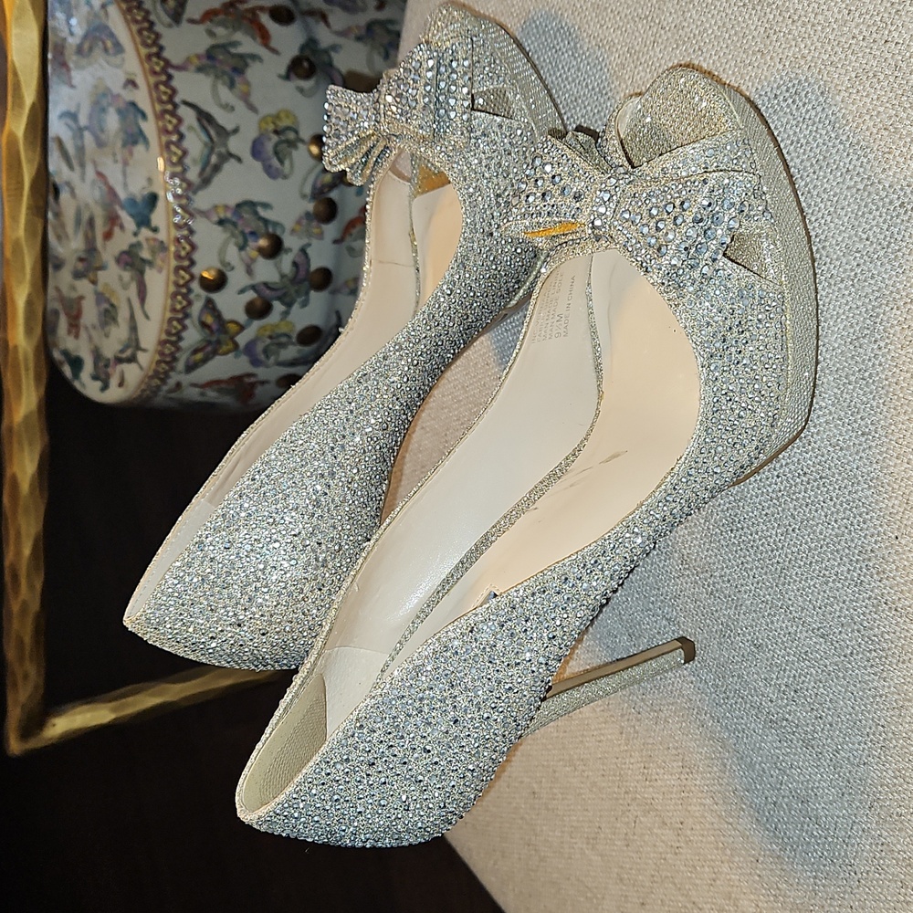NWT INC International Concepts Champagne Bow Front Heels